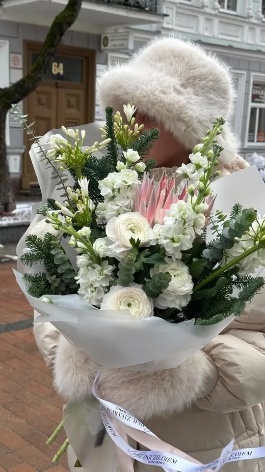 Ziemas pušķis ar karalisko proteju, baltiem ranunkuļiem, levkojām un egļu zariem