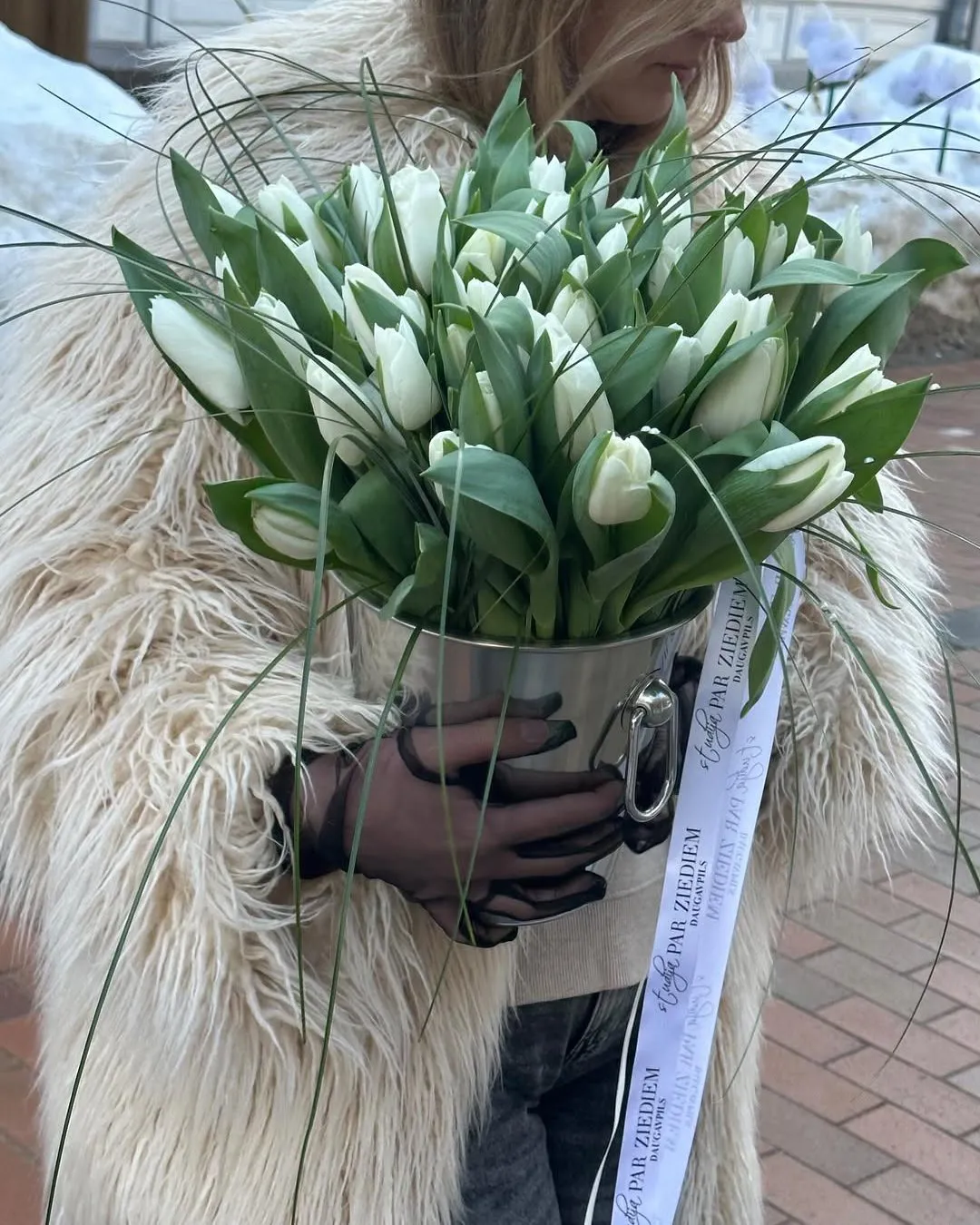 Baltas tulpes metāla spainī ar lenti „studija PAR ZIEDIEM Daugavpils”